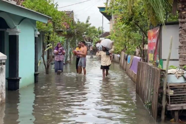 Sempat surut dua haru, kondisi banjir kembali menggenangi Dusun Bandran Desa Jarangan Kecamatan Rejoso Kabupaten Pasuruan Jawa Timur (15/12/2024)