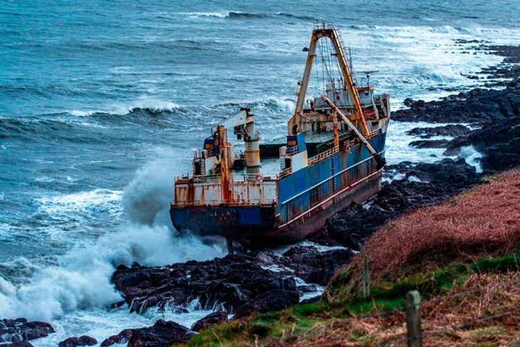 Kapal kargo MV Alta yang ditemukan terdampar di pantai tenggara Irlandia