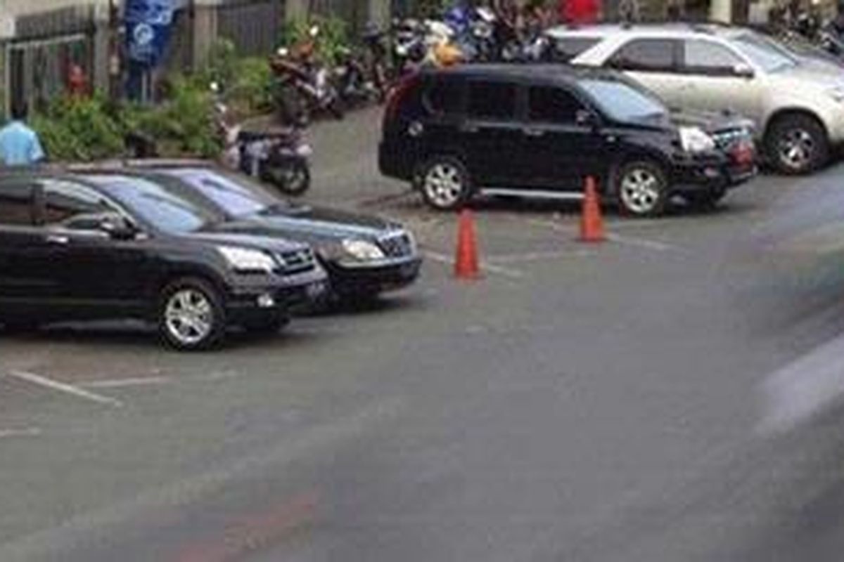 Sejumlah mobil terlihat parkir di tepi Jalan Hayam Wuruk, Jakarta, Rabu (1/6/2011). 