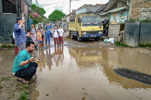 Sindir Pemkab Bandung Barat, Warga Mancing Bersama di Jalan Rusak Mirip Kolam Ikan