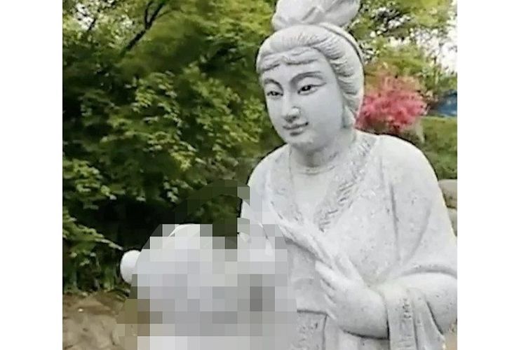 Patung wanita menyusui mertuanya di taman Yingpan Mountain Scenic Spot in Huzhou, Provinsi Zhejiang, China dan dibongkar pada Minggu (18/4/2021) karena dibanjiri kritik oleh pengunjung dan netizen.