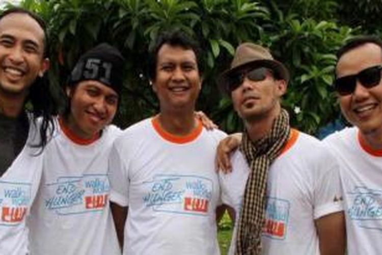 Grup band PADI (dari kiri ke kanan) Piyu, Rindra, Ari, Yoyok, dan Fadly, menghadiri acara jalan santai bersama bertajuk End Hunger: Walk to World, yang diselenggarakan oleh United Nations World Food Programme, di Jakarta, 6 Juni 2010