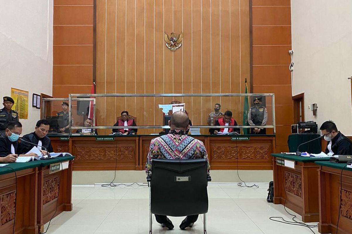 Mantan Kapolda Sumatera Barat Irjen Teddy Minahasa mendengarka tuntutan JPU di PN Jakarta Barat, Kamis (30/3/2023). 