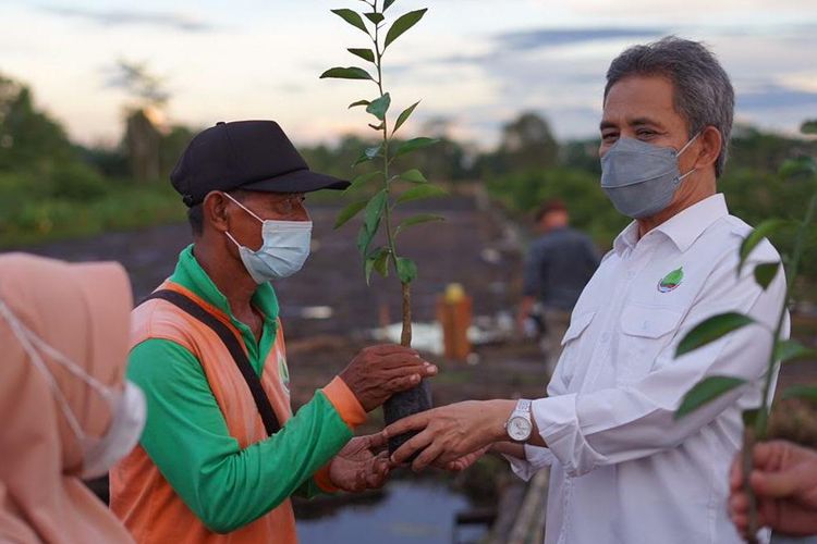 BRGM memberikan bantuan ekonomi berupa bibit jeruk kepada para petani di Desa Talio Hulu, Kecamatan Pandih Batu, Pulang Pisau, Kalimantan Tengah.