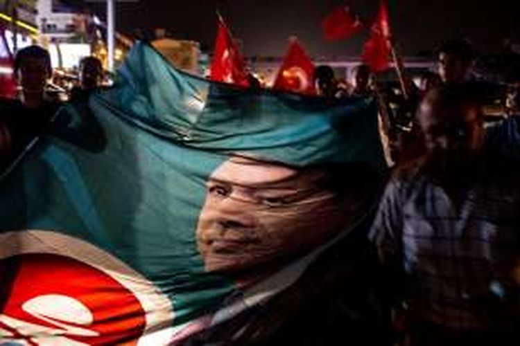 Para pendukung Erdogan di kota Antalya, turun ke jalan membawa bendera Turki dan poster sang presiden sebagai bukti dukungan mereka terhadap pemerintah.