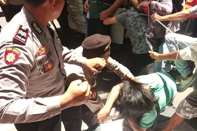 suasan ricuh Demo di kantor Gubernur