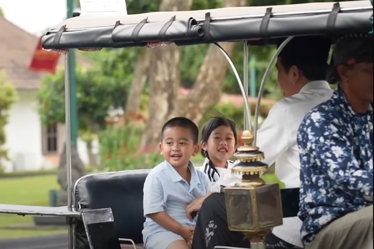 Presiden Joko Widodo mengajak dua cucunya, Sedah Mirah Nasution dan Panembahan Al Nahyan Nasution, menaiki andong di kawasan Istana Kepresidenan Yogyakarta atau Gedung Agung, Kota Yogyakarta, DIY, Kamis (29/6/2023). 