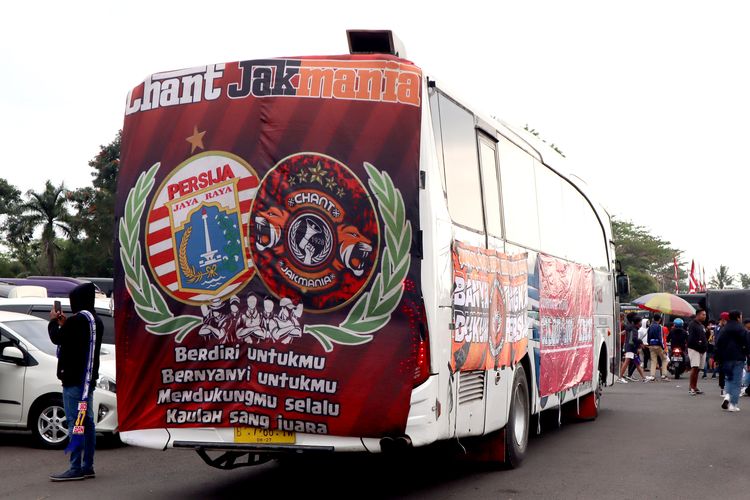 Bus milik suporter Persija Jakarta saat mendukung tim pada pertandingan pekan ke-7 Liga 1 2022-2023 melawan Arema FC yang berakhir dengan skor 0-1 di Stadion Kanjuruhan Kepanjen, Kabupaten Malang, Minggu (28/8/2022) malam.