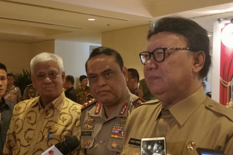 Menteri Dalam Negeri Tjahjo Kumolo (kanan) bersama Wakil Kepala Polri, Komisaris Jenderal Polisi Syafruddin usai Rapat Koordinasi Pengawasan Kompolnas Polri 2017 di hotel Borobudur, Jakarta, Selasa (12/12/2017). 