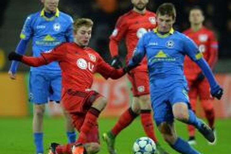 Gelandang Bayer Leverkusen, Christoph Kramer (kiri), berduel dengan gelandang BATE Borisov, Evgeni Yablonski, pada laga fase Grup E Liga Champions di Stadion Borisov Arena, Selasa (24/11/2015) waktu setempat.