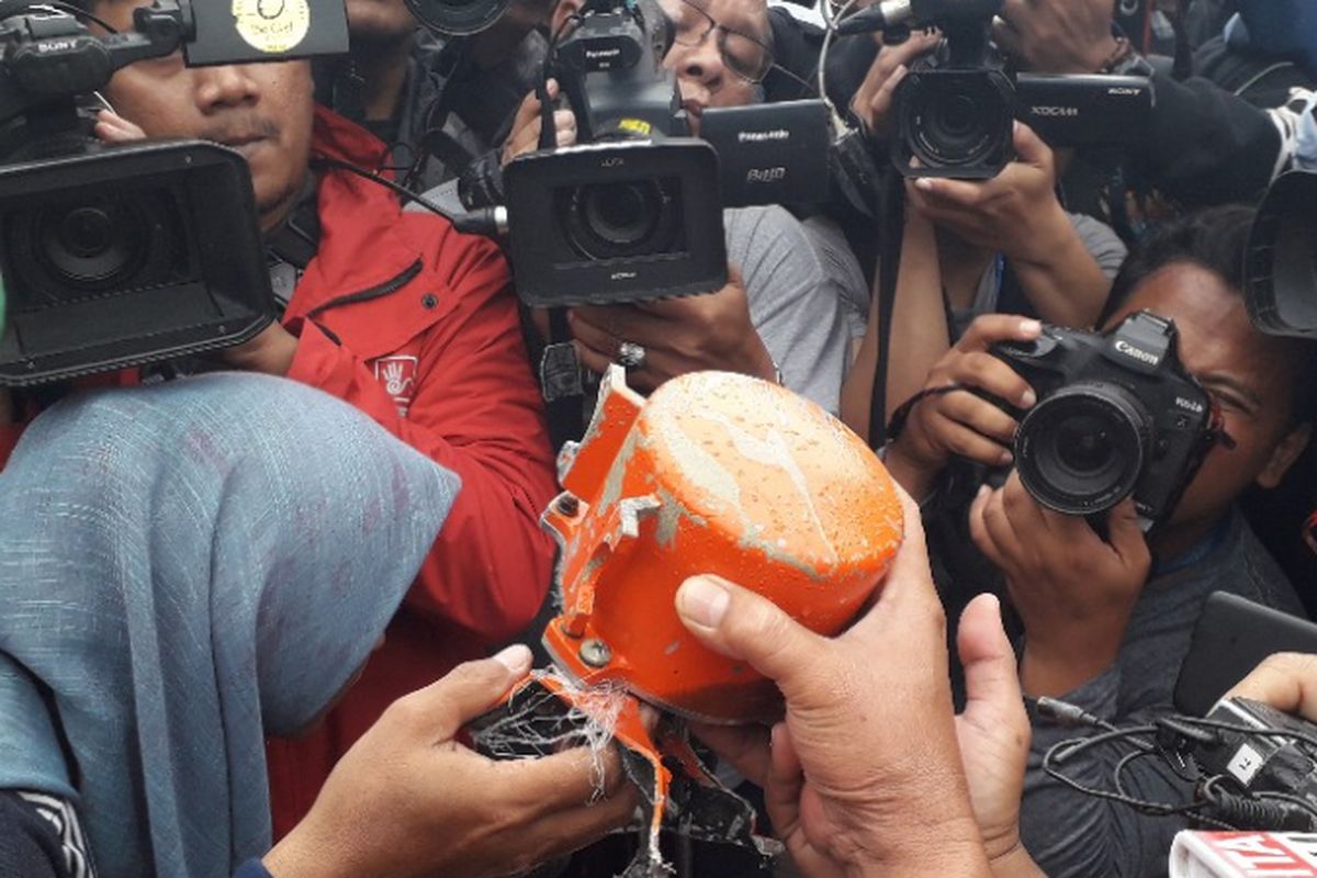 Awak media memburu gambar black box berisi CVR Lion Air di atas KRI Spica, Senin (14/1/2019