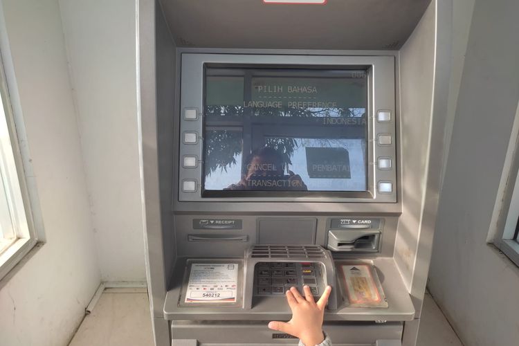 Bagaimana cara tarik tunai tanpa kartu ATM BRI? Bisa dibilang cara ambil uang tanpa kartu ATM BRI sangat gampang. Pertama cara mengambil uang tanpa kartu ATM BRI adalah dengan membuka aplikasi BRImo, kedua cara tarik tunai tanpa ATM BRI adalah datang ke lokasi ATM terdekat.