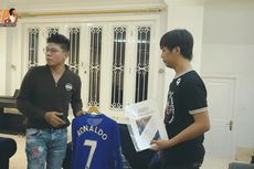 Fans Berat Cristiano Ronaldo, Andika Mahesa Ciumi Jersey Milik Rian D'MASIV