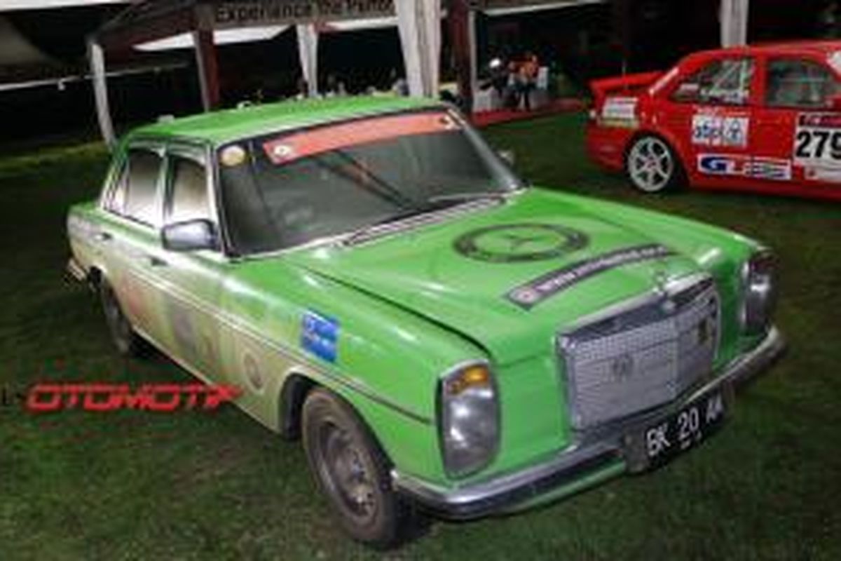 Penampilan Mercedes-Benz 280 (W115) berumur 39 tahun ini kucel dan terlihat sangat kelelahan sehabis menempuh 