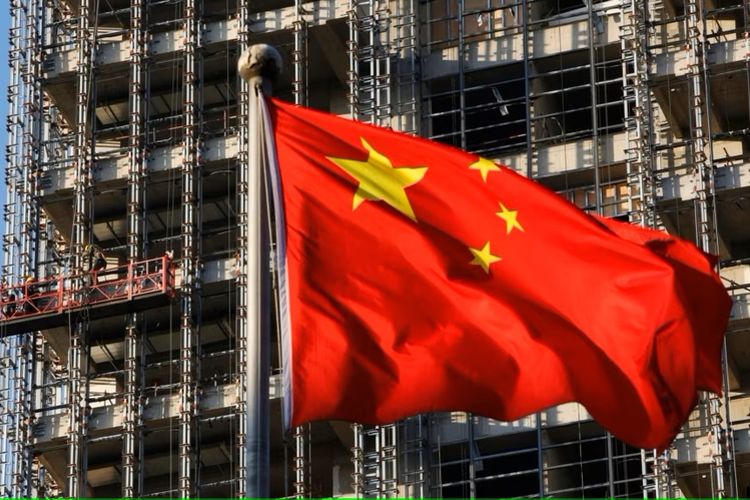 Bendera nasional China berkibar di lokasi pembangunan kompleks perumahan baru di Beijing pada 4 November 2013.