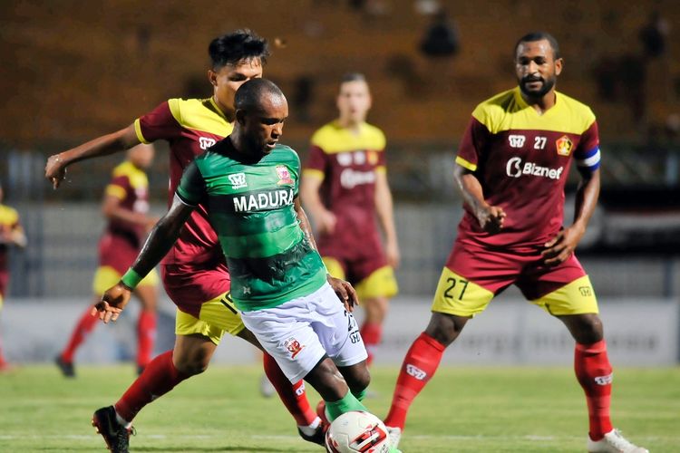 Pemain Madura United, Zah Rahan Krangar menjaga bola dari pemain Persik Kediri dalam pentas Piala Gubernur Jatim 2020.
