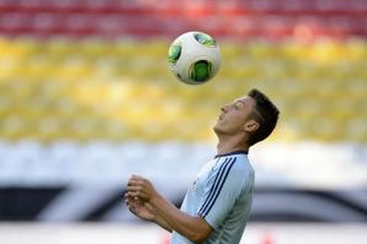 Gelandang Arsenal Mesut Oezil ketika mengikuti sesi latihan tim nasional Jerman, di Muenchen, 5 September 2013.