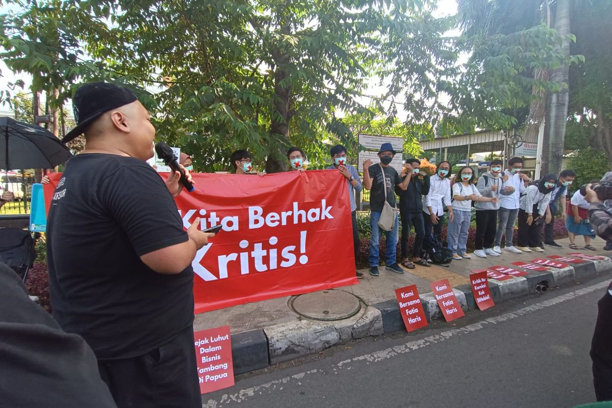 Para massa aksi pembela Haris Azhar dan Fatia Maulidiyanti menyuarakan yel-yel di depan Pengadilan Negeri (PN) Jakarta Timur, Senin (3/4/2023).