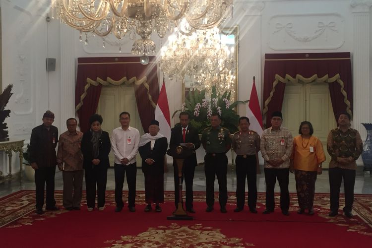 Presiden Joko Widodo bersama tokoh Iintas agama di Istana Merdeka, Jakarta (6/5/2017)