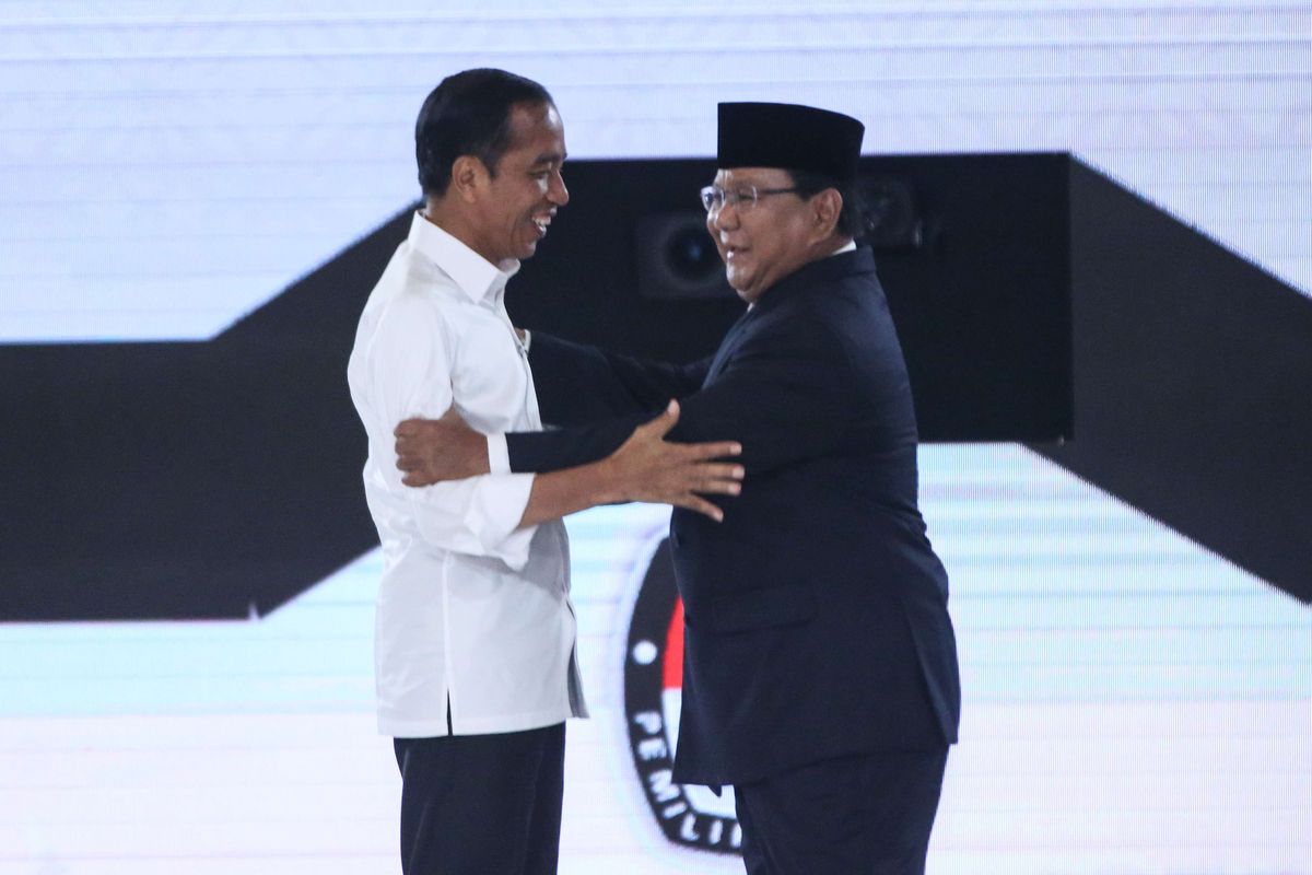 Calon presiden no urut 01 Joko Widodo (kiri) dan Calon presiden no urut 02 Prabowo Subianto pada Debat Keempat Calon Presiden Pemilu 2019 di Jakarta, Sabtu (30/3/2019). Debat malam ini menggambil tema ideologi, pemerintahan, pertahanan dan keamanan, serta hubungan internasional.