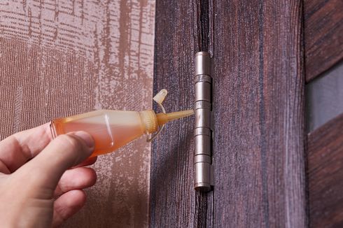 Simak, 6 Cara Memperbaiki Engsel Pintu yang Berderit