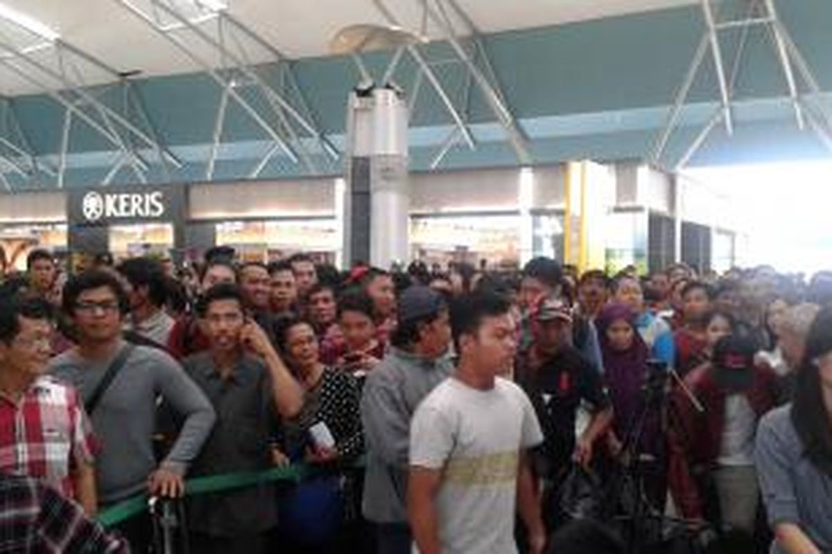 Penumpang Lion Air dari Terminal 1 mendatangi Terminal 3 Bandara Soekarno-Hatta, Jumat (20/2/2015). Mereka berteriak-teriak lapar dan haus sambil memaki Lion Air.