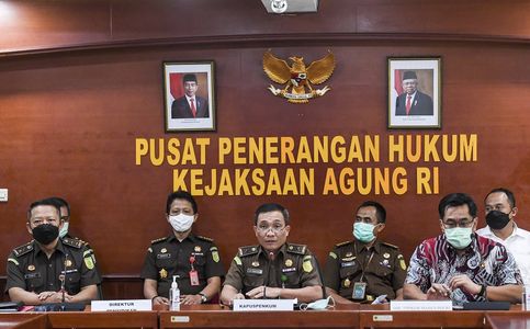 Indonesian Fugitive in Corruption, Illegal Logging Cases Arrested in Singapore