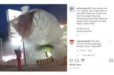 Video Viral Balon Udara Jatuh di Atas Kabel Area SPBU Sragen, Begini Penampakannya