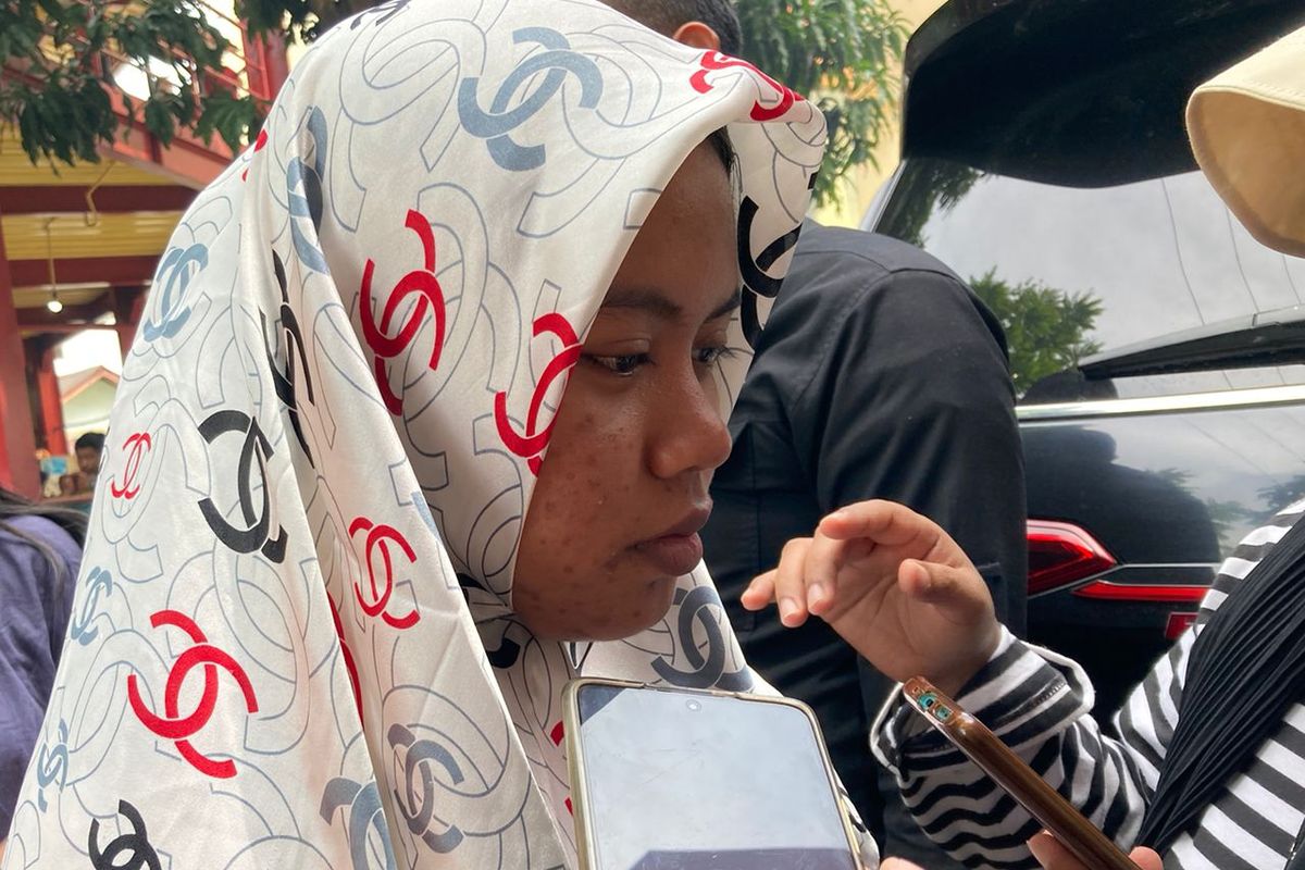 Lidya (18), anak Hanifah (50) dan adik Fahrul Hidayatullah (27), datang ke RS Polri Kramatjati, Jakarta Timur, untuk menjemput jenazah ibunya, Senin (6/3/2023).
