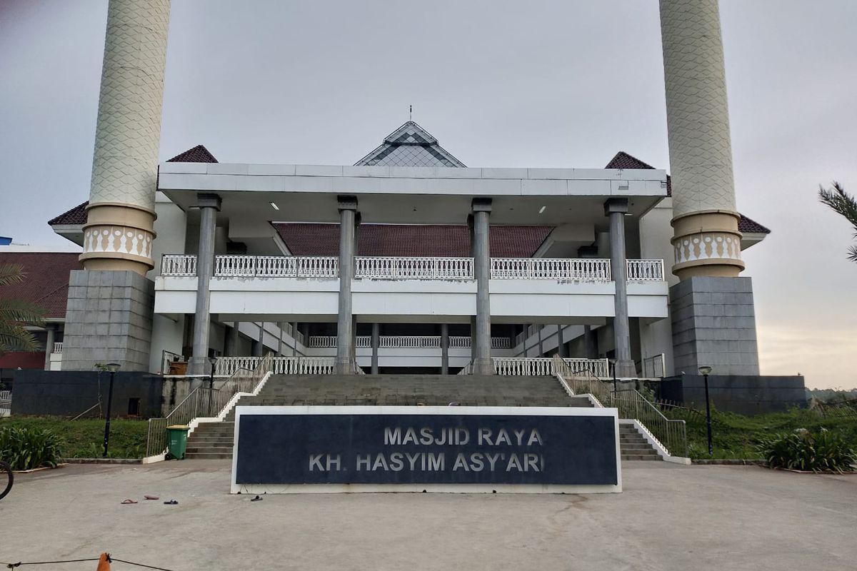 Masjid Raya Hasyim Asy'ari Jakarta Barat bersiap menggelar salat tarawih berjamaah malam ini, Sabtu (2/4/2022). 