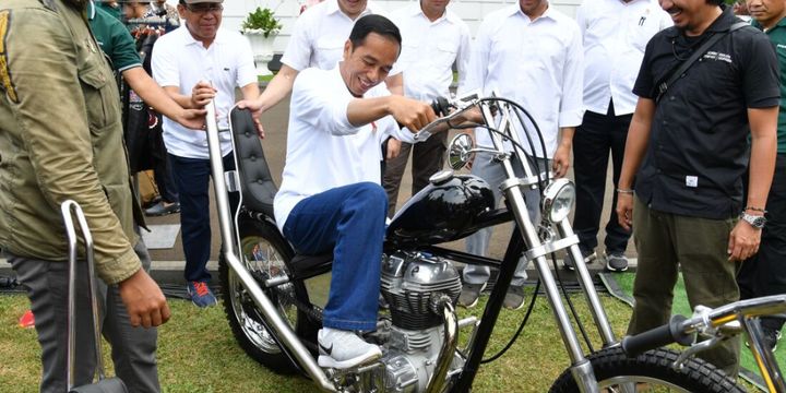 Presiden Indonesia Joko Widodo menjajal motor kustom Chopperland di Istana Bogor saat perayaan Hari Sumpah Pemuda, Sabtu (28/10/2017).