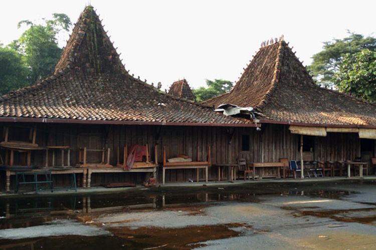 Tampak samping Rumah Joglo Saridin di Kampoeng Djowo Sekatul di Desa Margosari, Kecamatan Limbangan, Kabupaten Kendal.Rumah Joglo Saridin merupakan rumah milik Retno Jenoli, kakak dari Sultan Agung Anyokrokusumo, yang menjadi istri Syekh Jangkung (Saridin), tokoh ikonik yang menjadi legenda masyarakat Pantura Timur Pulau Jawa karena kesaktiannya.