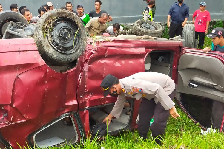 Petugas polisi memeriksa kendaraan yang terlibat kecelakaan dengan kereta api di perlintasan tanpa palang pintu Dusun Ngreco, Desa Rembang, Kecamatan Ngadiluwih, Kabupaten Kediri, Jawa Timur, Senin (7/2/2022).