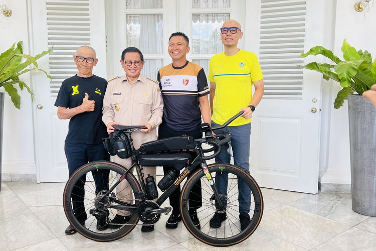 Gubernur Jakarta Pramono Anung menerima kedatangan Azrul Ananda CEO Persebaya Surabaya di Balai Kota Jakarta, Senin (14/4/2025).