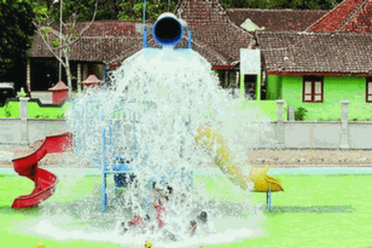 Anak-anak bermain di obyek wisata Waterbyuur Sumber Ponjong di Desa Ponjong, Kecamatan Ponjong, Kabupaten Gunung Kidul, DI Yogyakarta, beberapa waktu lalu. Berbeda dengan sebagian besar daerah di Gunung Kidul yang selalu mengalami kekeringan saat kemarau, air bersih di Ponjong senantiasa melimpah dan dapat dimanfaatkan untuk membuat obyek wisata dan mengairi sawah sepanjang tahun. Warga Ponjong dapat menjaga serta mengelola mata air yang tersedia di desa itu.