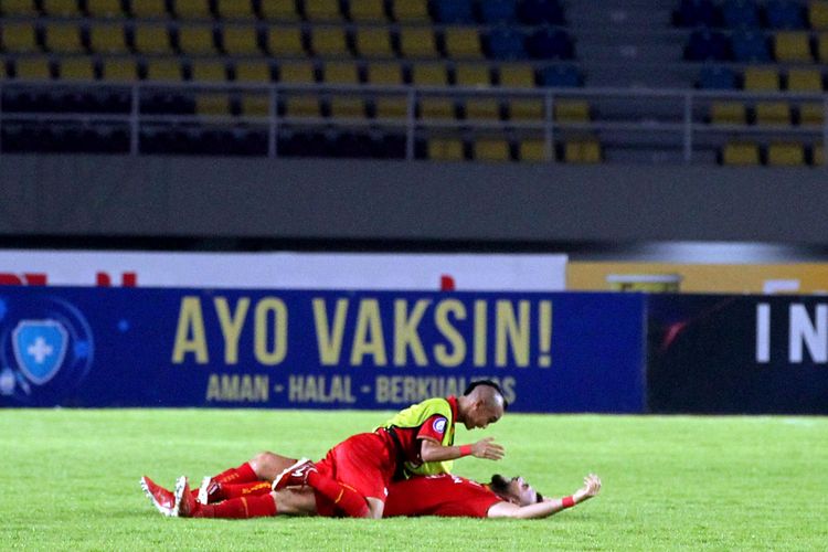 Pemain Persija Jakarta Riko Simanjuntak dan Marko Simic, merayakan kemenangan atas Persib Bandung pada laga pekan ke-12 Liga 1 2021-2022 yang berlangsung di Stadion Manahan, Solo, Sabtu (20/11/2021) malam.
