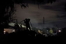 Pemadam Masih Cari Sumber Api di Balik Puing Paska Kebakaran Lapak Rongsok di Kebon Jeruk