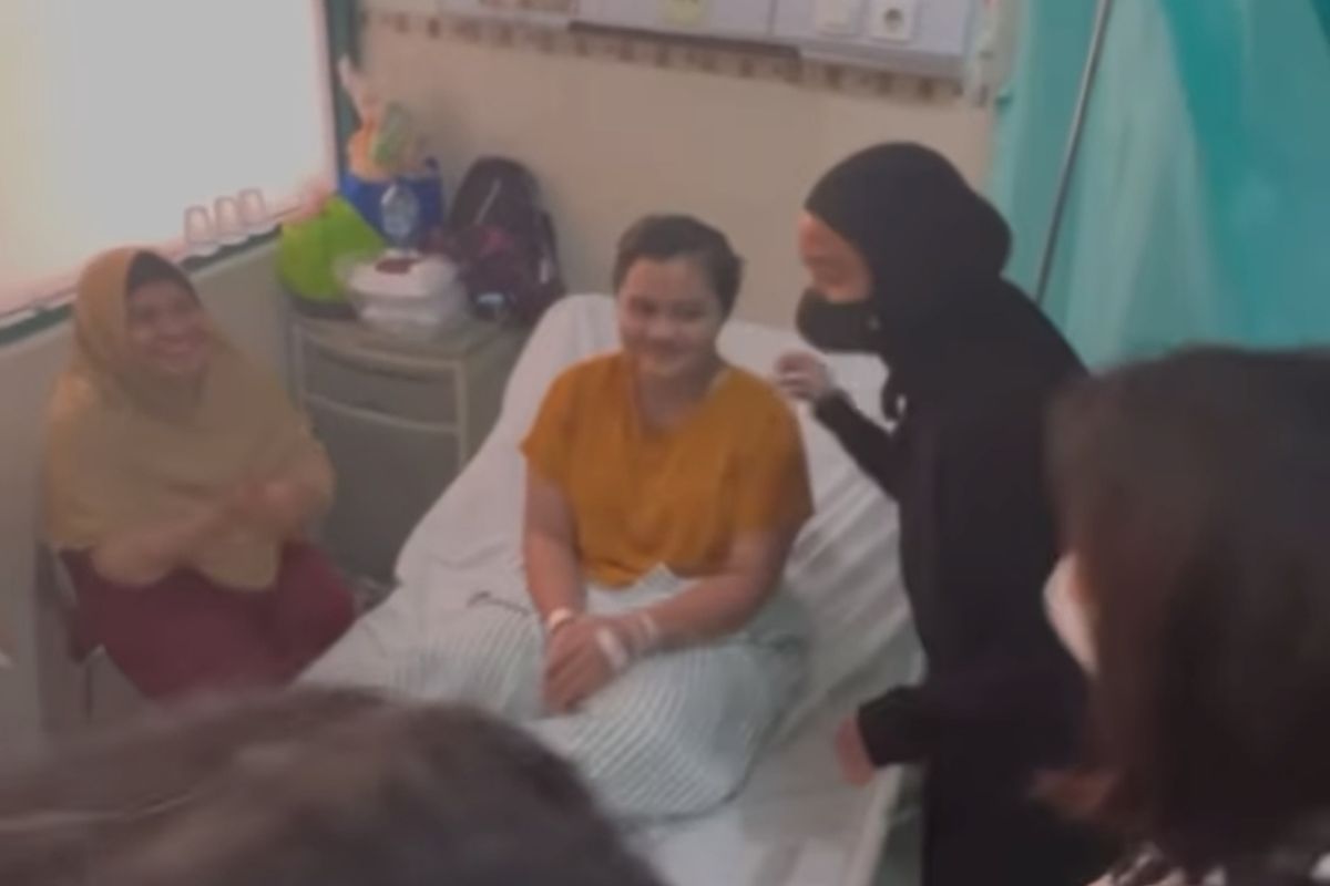 Band Kotak saat mengunjungi pasien di RSUD Bangil, usai konsernya tuai kritik.