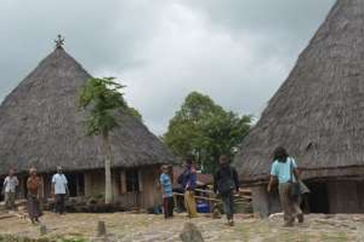 Rumah adat Gendang orang Manggarai yang disebut Mbaru Niang di Kampung Ruteng, Kecamatan Langke Rembong, Kabupaten Manggarai, Flores, NTT, dengan arsitektur yang unik, Selasa (22/3/2016). 