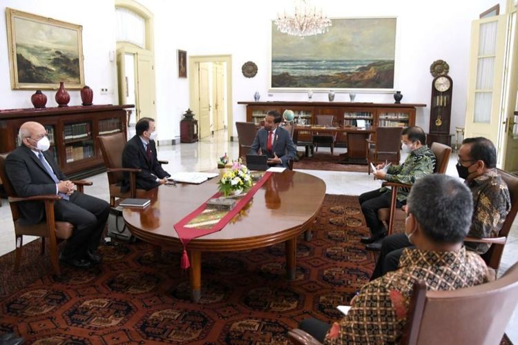 Presiden Joko Widodo saat menerima kunjungan pimpinan Asian Development Bank (ADB) di Istana Kepresidenan Bogor, pada Jumat (18/2/2022)
