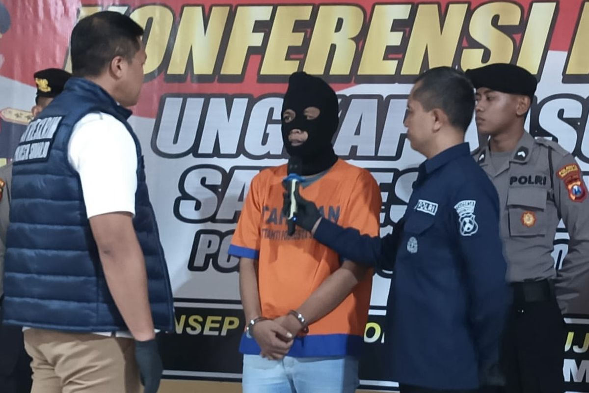 Pelaku pelecehan payudara di Sidoarjo saat ditahan pihak kepolisian, Rabu (17/4/2024). Ia melakukan pelecehan payudara dan gagal kabur karena berhasil dikejar korban kemudian diamuk massa.