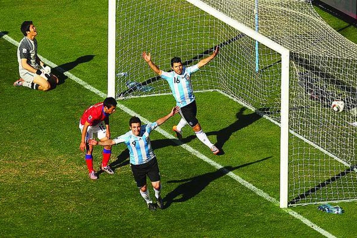 Kombinasi penyerang Gonzalo Higuain (depan) dan Sergio Aguero terbukti cukup ampuh. Korea Selatan merasakan ketajaman daya serang Argentina dengan tiga gol yang disarangkan Higuain.