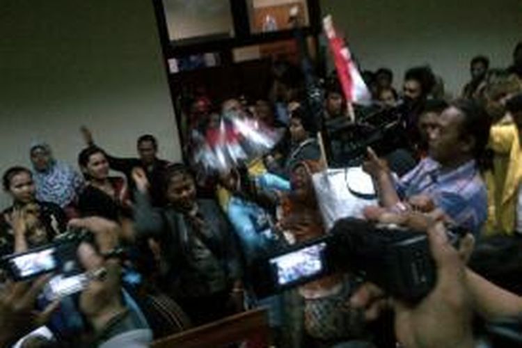 warga menangis bersama usai mereka dimenangkan oleh hakim PTUN Semarang, Selasa (18/11/2015) malam kemarin.