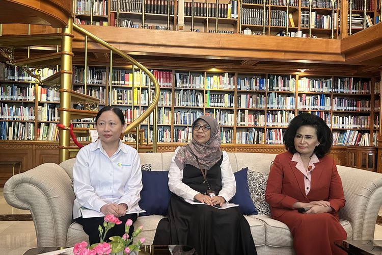 (Kiri ke kanan) Direktur Kesehatan Lingkungan, Direktorat Jenderal Pencegahan dan Pengendalian Penyakit, Kementerian Kesehatan Dr. dr. Then Suyanti, MM, Kepala Organisasi Riset Kesehatan BRIN Prof. drh. Ni Luh Putu Indi Darmayanti, Ketua KOWANI Nannie Hadi Tjahjanto dalam Pemaparan hasil Surveilans Kadar Timbal Darah (SKTD) dan Risalah Kebijakan di Kuningan, Jakarta Selatan, Rabu (21/1/2026).