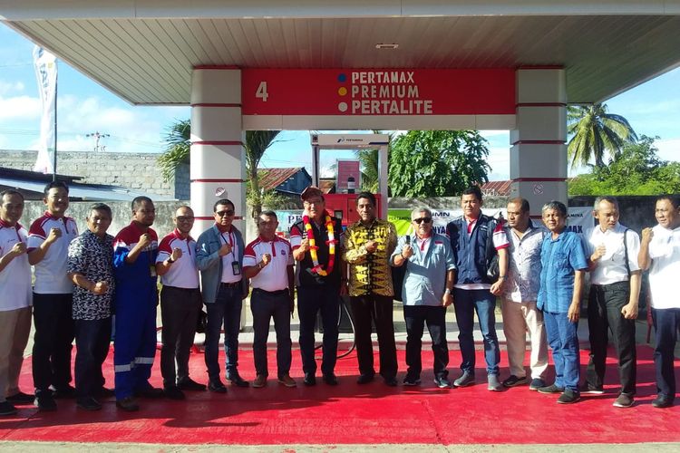 General Manager Pertamina MOR VIII, Gema Iriandus Pahalawan  didampingi Bupati Buru Ramli Umasugi saat meresmikan peluncuran produk pertamax di Namlea, Kamis (30/5/2019)