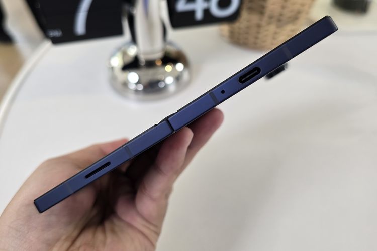 Saat dibentangkan, Samsung Galaxy Z Fold 6 memiliki ketebalan 5,6mm. Sedangkan saat dilipat, ketebalannya mencapai 12,1mm. 