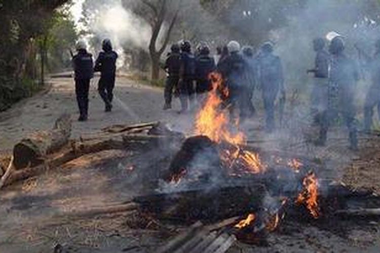 Polisi Banglades berjaga-jaga di sebuah jalan raya di Dirstrik Thakurgaon, sebelah utara Dhaka, setelah bentrok dengan pendukung partai Jamaat-e-Islami, Jumat (1/3/2013).