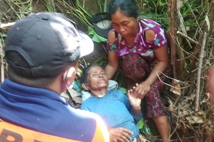 Petugas BPBD Klungkung saat mengevakuasi lansia yang terjatuh ke jurang sedalam 5 meter, Selasa (19/10/2021).
