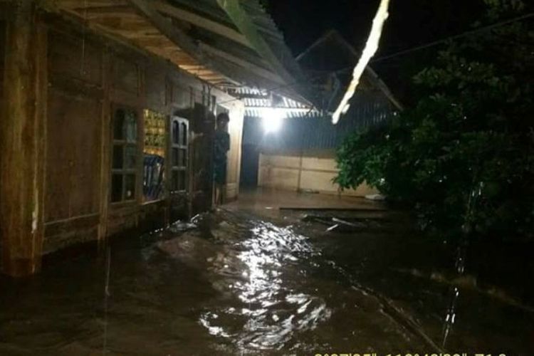 Kondisi banjir yang menggenangi pemukiman warga di Bima, Sabtu (13/01/2018)