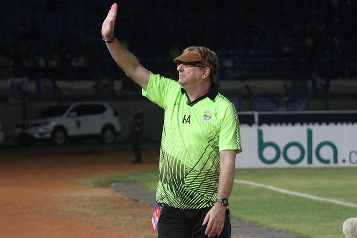 Pelatih Persib, Robert Rene Alberts. 